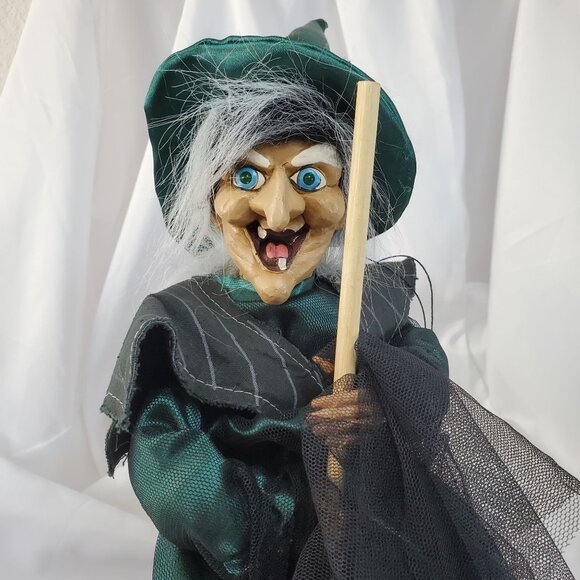 Ganz Hanging Halloween Witch Broom Flying Figurine In Green Dress & Hat - Picture 1 of 15
